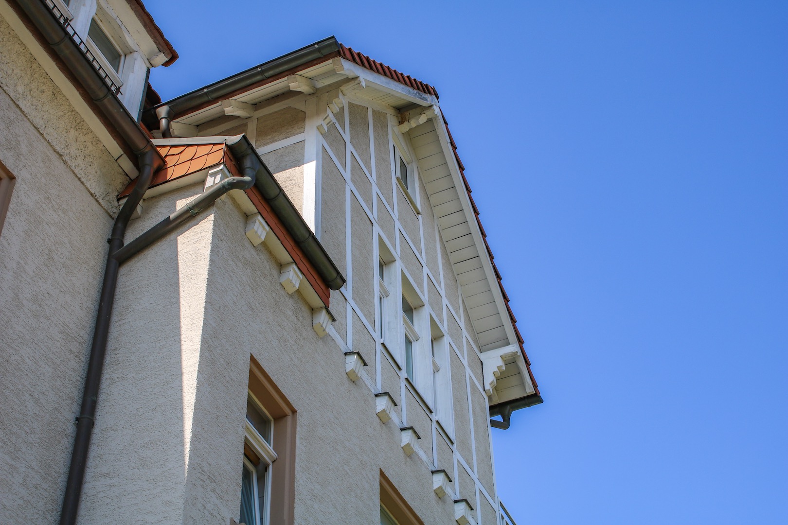 Detailaufnahme einer gepflegten Gründerzeitfassade mit Fachwerkgiebel